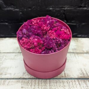 Pink dried flowers in a hat box – angle view