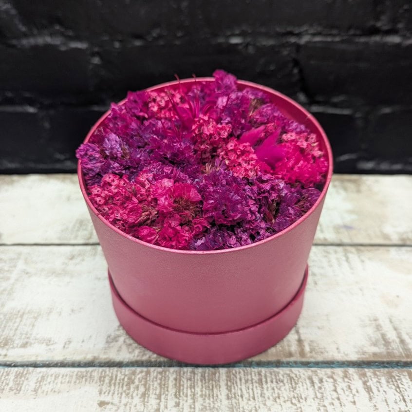 Pink dried flowers in a hat box – angle view