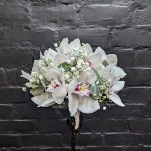 Elegant white bridal bouquet with delicate flowers