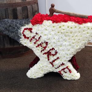 Floral tribute shaped as an anvil and hammer for funerals