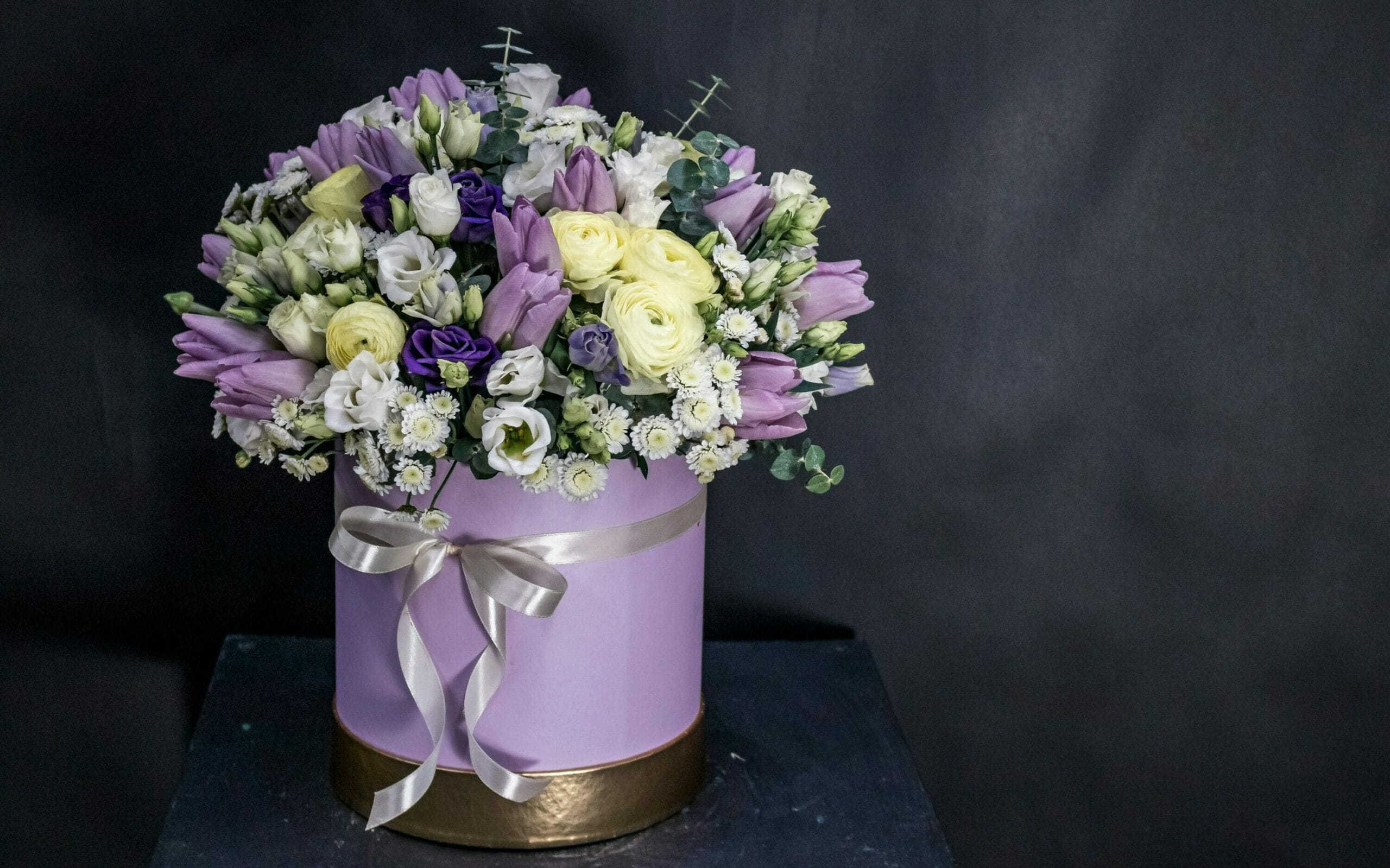 minimalist flower arrangements