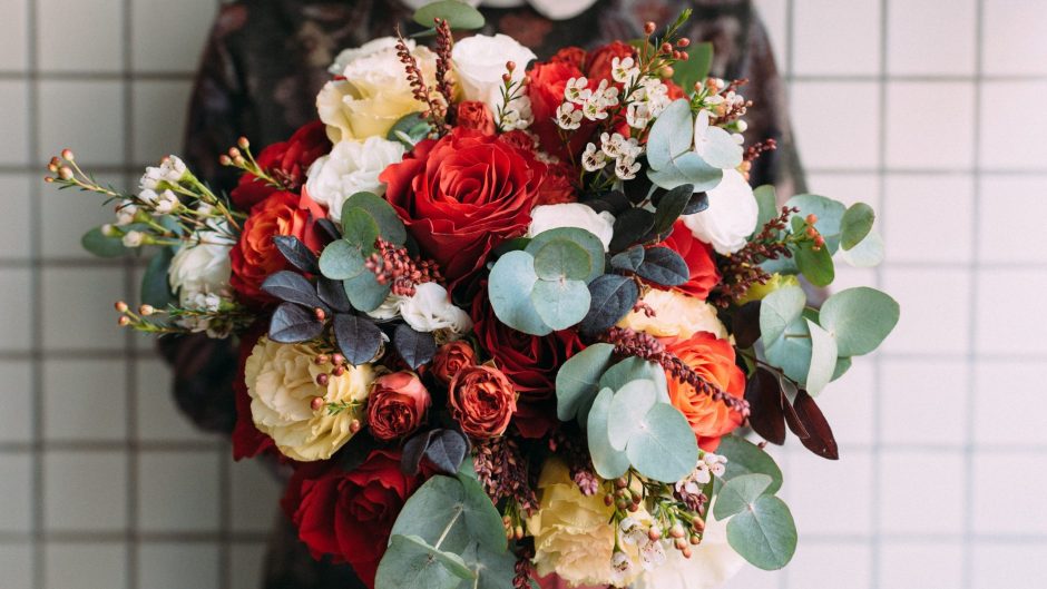 10 Stunning Flower Arrangement Ideas for Your Wedding and Anniversary